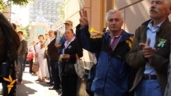 Противники законопроекту про мовну політику зібрались під Радою Противники законопроекту про мовну політику зібрались під Радою