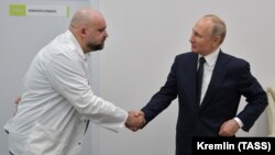 Зліва направо: головний лікар московської лікарні №40 Денис Проценко і президент Росії Володимир Путін, 23 березня 2020 року