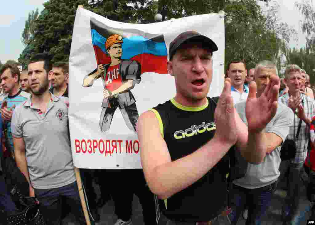 Працівники шахт ім. Скочинського і «Трудовська» під час мітингу проти проведення в місті антитерористичної операції в Донецьку, 28 травня 2014 року