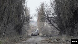 Дорога між Донецьком і селом Піски, квітень 2015 року