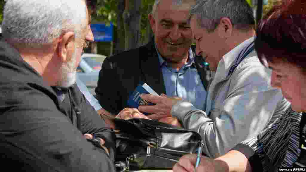 Люди, ожидающие окончания слушания по «делу 26 февраля» в Симферополе. Как всегда, ожидают на улице, из-за закрытого режима заседания