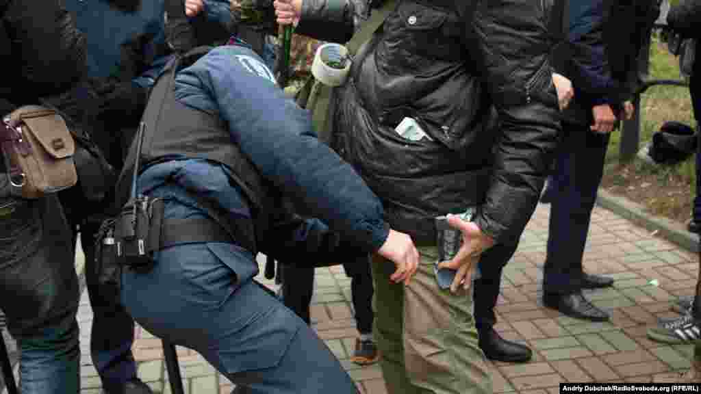 Для того, аби потрапити на мітинг, необхідно було пройти обшук кордону міліції