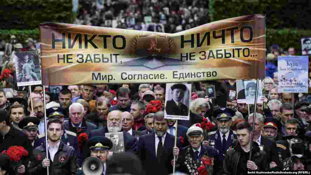 В &laquo;полку&raquo; йшли і деякі нинішні політичні лідери опозиції. Характерно, що Вадим Новинський і Юрій Бойко йшли по різні боки колони