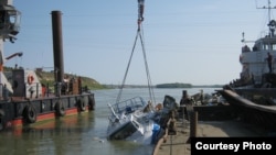 Подъем затонувшего теплохода. Фото предоставлено МЧС