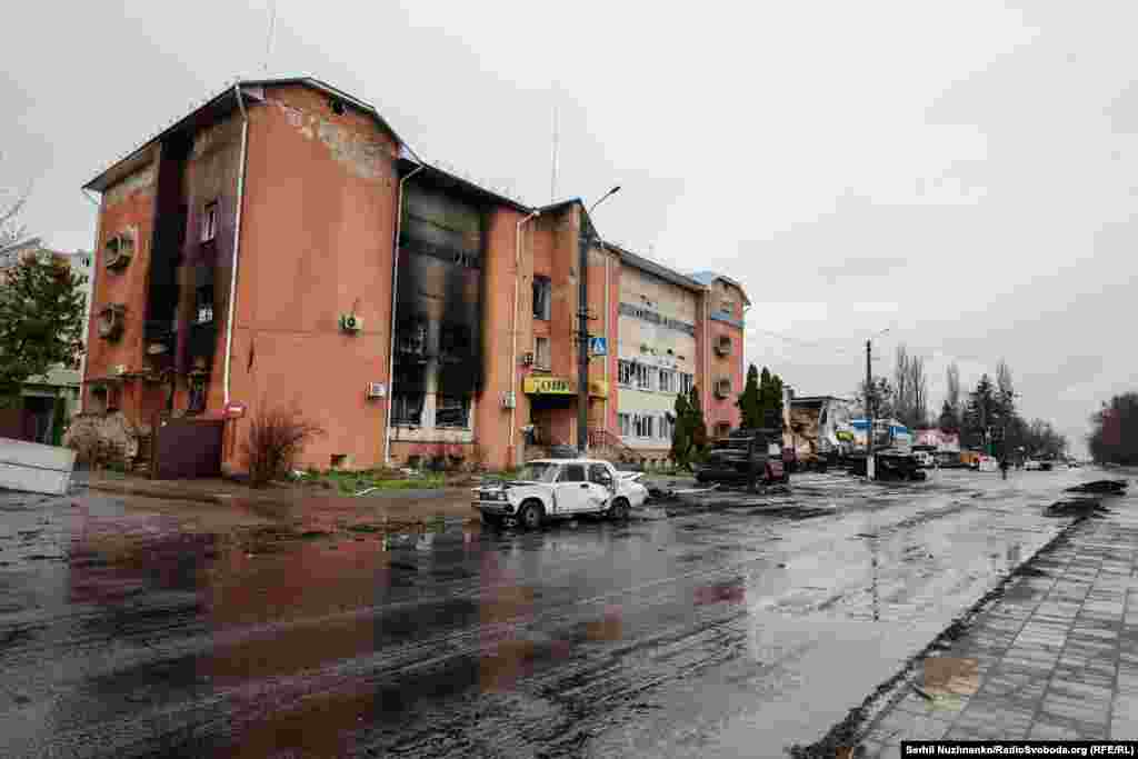 Пошкоджена будівля «Укрпошти» квітень 2022 року / Праворуч – квітень 2025 року