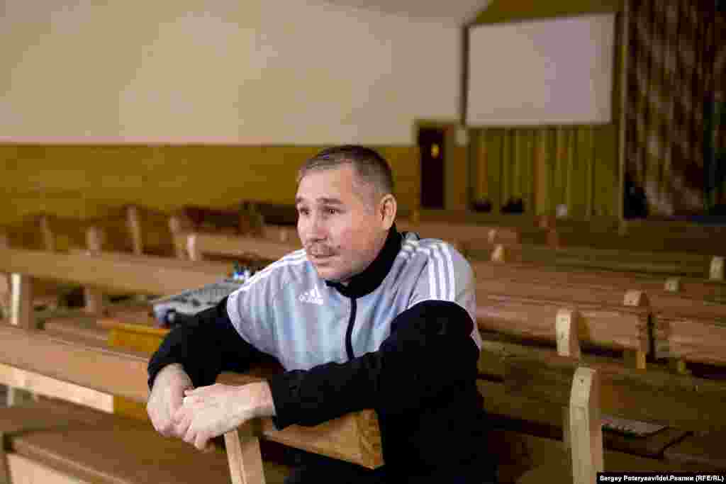 Сколько точно последователей этого течения в Марий Эл – не известно, никто никогда не считал. А вот церквей, центров и так называемых малых групп – около 28. Одна из них находится в Сернуре, ее глава и пастор – Александр Якимов. Ему чуть за 50, у него трое детей. С 1993 года он – пятидесятник.