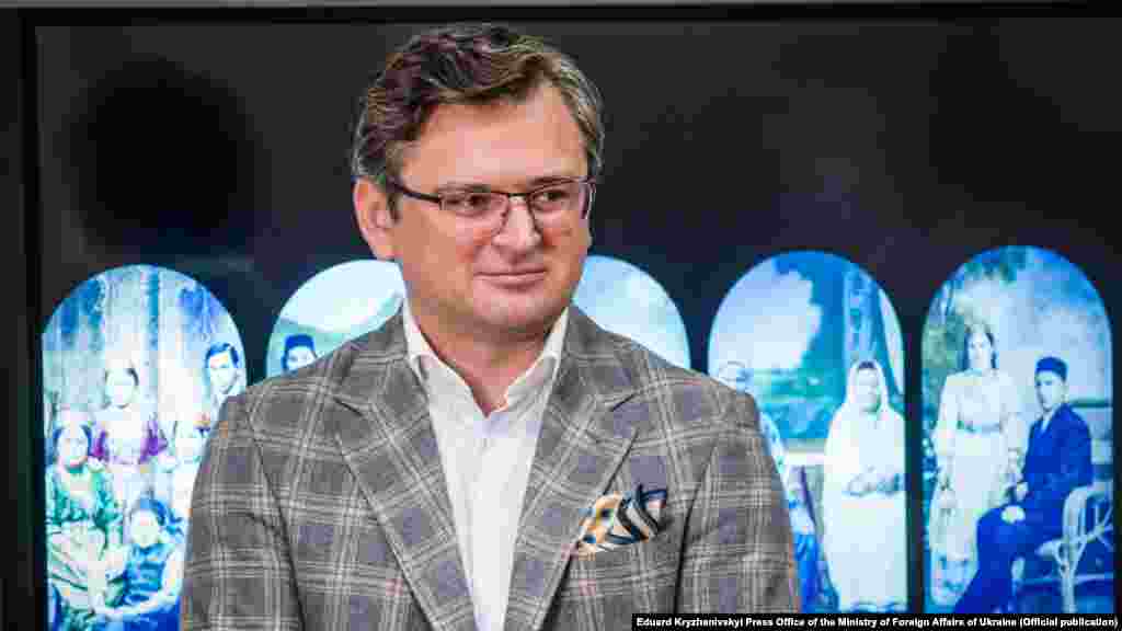 «Каждый иностранный гость, который будет посещать Министерство иностранных дел – а это министры, главы парламентов, главы правительств, – будут видеть эту выставку. Это живое и сильное художественное напоминание о том деле, которое сейчас объединяет очень многие страны мира: защита крымскотатарского народа и деоккупация Крыма», – сказал во время открытия выставки глава МИД Украины Дмитрий Кулеба