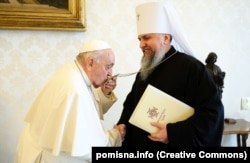 Глава ПЦУ, митрополит Київський і всієї України Епіфаній і папа Римський Франциск під час зустрічі у Ватикані, 13 грудня 2024 року