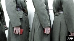 Голосуй или... избирателей в шинелях традиционно безупречна