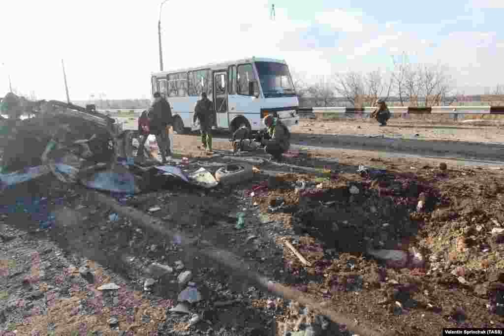 Уламки цивільного автомобіля після підруву на міні поблизу контрольно-пропускного пункту «Оленівка», що на кордоні буферної зони між угрупованням «ДНР» та Україною. Унаслідок підриву двоє цивільних загинуло, один поранений. Донецька облать, 23 лютого 2019 року БІЛЬШЕ ПРО ЦЕ 