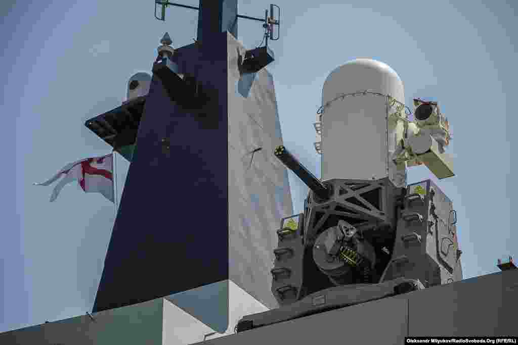 Корабельна артилерійська система малого калібру. Озброєння нових англійських ескадрених міноносців типу 45 є суто оборонним, що пояснюється головним завданням нових есмінців – ППО морських угруповань ВМС