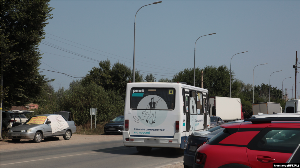 Из Феодосии в поселок Приморский ходит автобус №4. У многих, кто едет на «Золотой пляж», есть свои любимые остановки. Кто-то любит «117-й километр», кто-то – «Береговое», другие – «Дорожку»