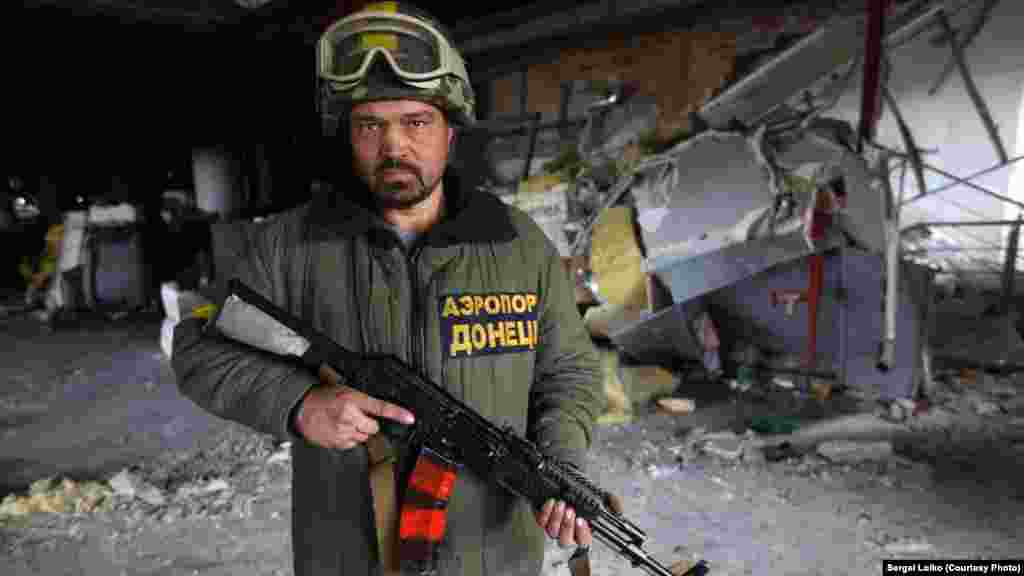 Вадим БОРСЯК, боєць 74-го окремого розвідувального батальйону, захищав ДАП у жовтні 2014 року   «Практично цілодобово точилися бої... На перепочинок мали годину-дві. Спали одягнені, у бронежилетах. Починався бій – миттєво всі прокидалися і хапали зброю. Були часи, коли взагалі по кілька діб очей не змикали... Сама атмосфера в аеропорті була тяжкою і гнітючою, особливо вночі. Усе роздовбане, вітер виє, залізяччя хитається, скрипить, скрізь темінь і коли наступають ці довгоочікувані дві хвилини затишшя, то таке відчуття, ніби ти – у фільмі жахів». Детальніше – тут. 