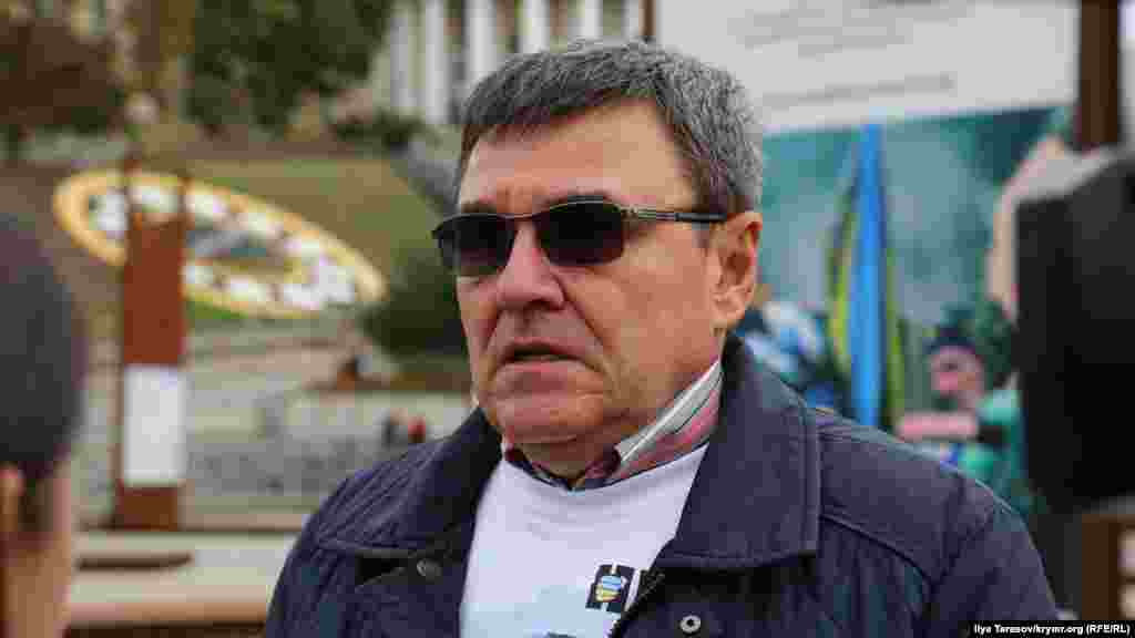 Петр Дудка – брат Владимира Дудки. Он не первый раз выходит на акции в его поддержку. Когда Владимиру Дудке и Алексею Бессарабову выносили приговор, Петр пикетировал российское посольство в Киеве с требованием освободить «украинских диверсантов»