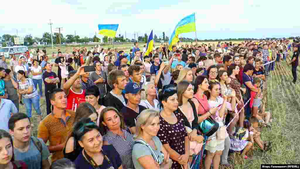 Андрей Хлывнюк перед началом концерта отметил, что группа не ожидала, что на админграницу доберутся зрители