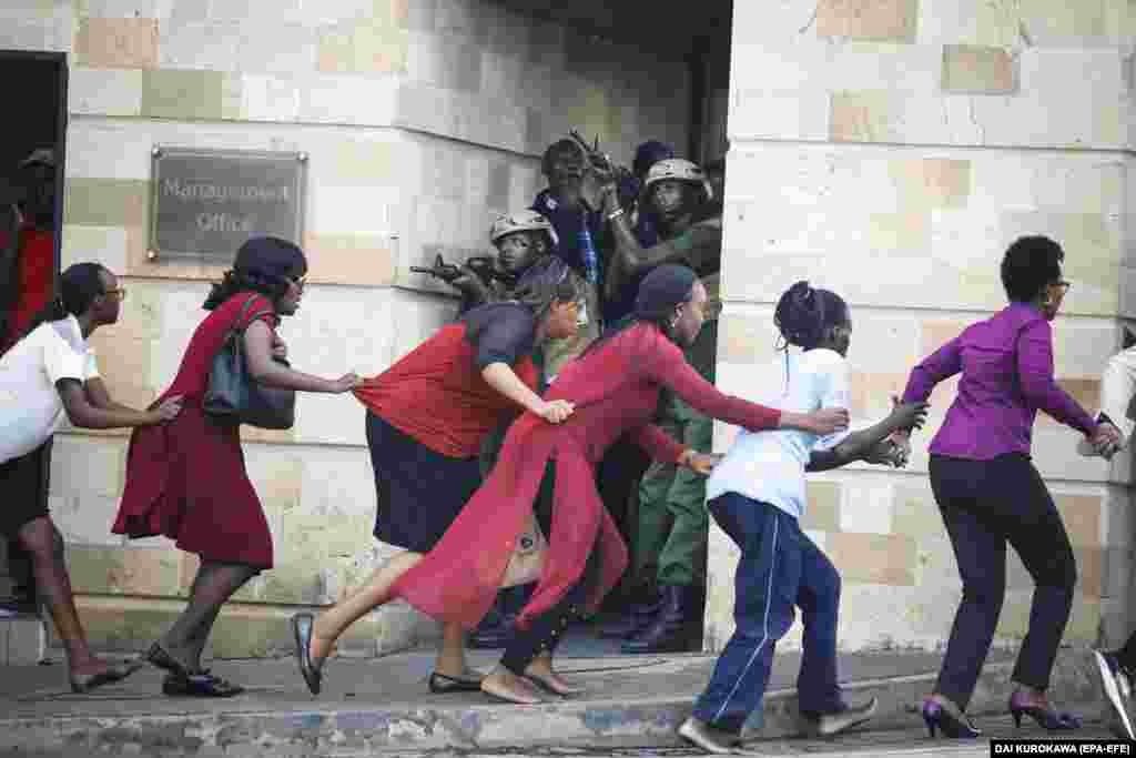 Жінок евакуюють у той час, як силовики шукають винуватців нападу на розкішний готельний і бізнесовий комплекс DusitD2 у Найробі, Кенія, 15 січня 2019 року. Друге місце в категорії «Гарячі новини», одиночна фотографія – Дай Курокава, «Європейська агенція прес-фото»  