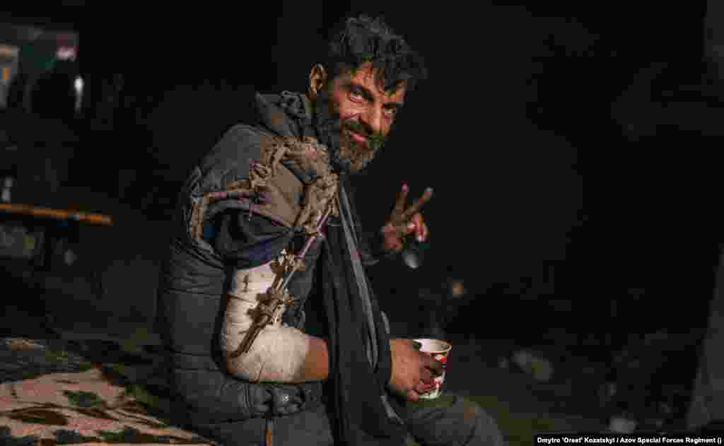 Михайло Діанов, старший сержант 36-ї бригади на території заводу «Азовсталь» у Маріуполі Донецької області. Фото Михайла з пораненою рукою, зроблене Дмитром Козацьким, активно ширилось соцмережами навесні цього року