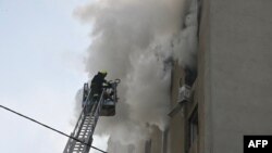 Рятувальники гасять пожежу, що виникла внаслідок російської атаки на Харків, 7 липня 2025 року