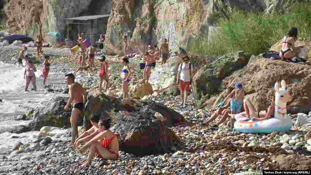 На пляже бывшей базы отдыха «Каравелла» у мыса Лермонтова – многолюдно