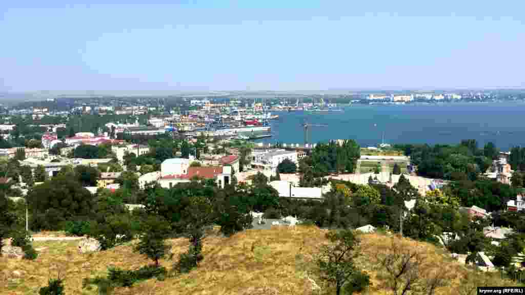 Гора Митридат – главный памятник архитектуры в Керчи. Когда-то здесь располагалась центральная часть античного города Пантикапей