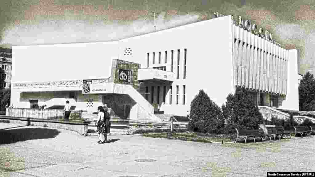 Кинотеатр "Россия", пр. Калинина, ныне пр. Имама Шамиля, 1980-е гг.