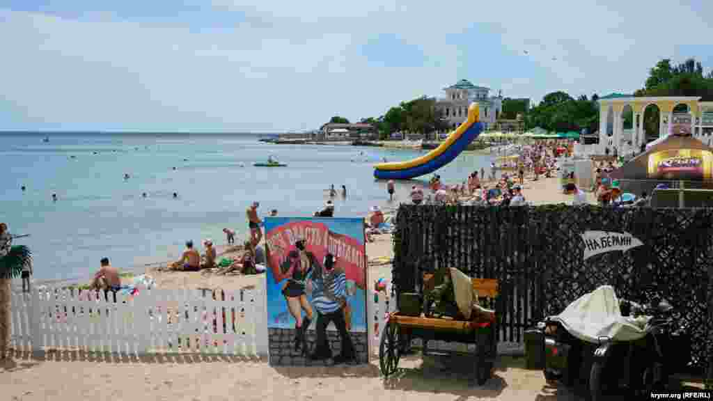 Прямо на пляже желающие могут сфотографироваться на макете боевой тачанки с пулеметом Максима или на военном мотоцикле «на Берлин»