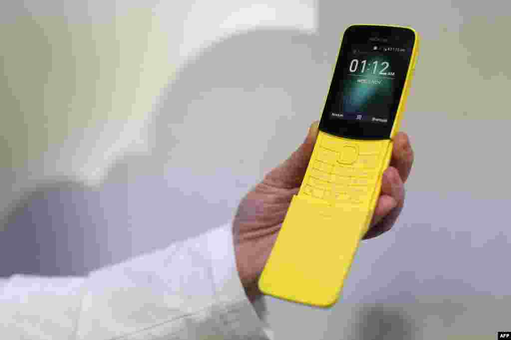 «Телефон-банан» На Світовому конгресі мобільних технологій також представили й низку мобільних телефонів. Багато з них – оновлені версії старих (та дуже старих) гаджетів. У минулому році Nokia вирішила перевипустити свою відому модель 3310, а цього року захотіла повернути до життя іншу модель – 8110, яка була особливо популярною у 1999 році. Культовий гаджет має два кольори – жовтий та чорний та відомий як «телефон-банан». Девайс з’явиться в продажу в травні.  