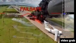 Скриншот з відео СБУ, де зафіксована атака безпілотника на російські літаки на авіабазах у межах операції «Павутина»