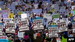 Демонстранти збираються біля Капітолія штату Міннесота під час загальнонаціональної акції «Руки геть!», 5 квітня 2025 року