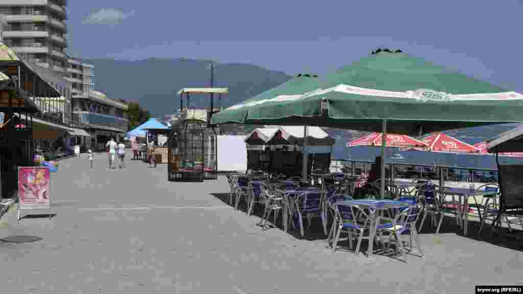 Набережная «Дельфина» вымощена плиткой и изобилует летними кафе под зонтиками