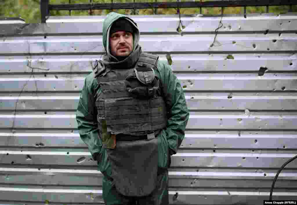 «Вероятно, эти люди еще никогда ничего подобного не видели, – говорит художник. – Если мне удастся хоть на момент заставить их задуматься о чем-нибудь, кроме войны, то оно того стоит»