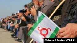 Прапор Інгушетії в руках одного з учасників акії протесту в Магасі, 9 жовтня 2018 року