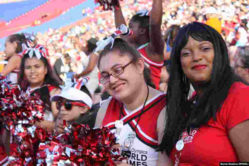 Группа поддержки американской сборной на закрытии Спецолимпиады 