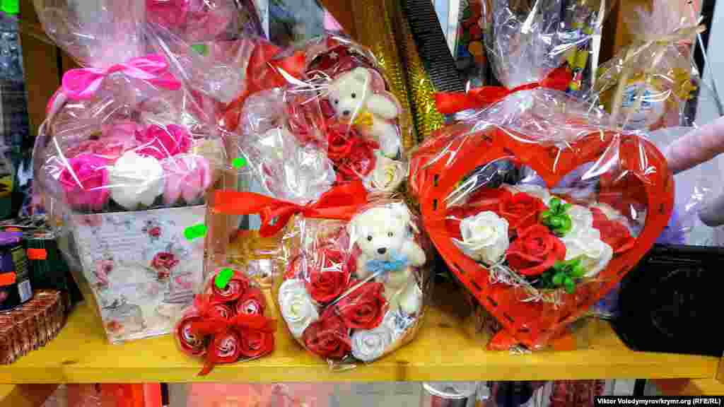 После аннексии праздник влюбленных или День святого Валентина стал нежелательным на территории Крыма. Сергей Аксенов из года в год подвергает критике эту западную традицию. Тем не менее, жители Крыма, невзирая на позицию высоких чиновников, по-прежнему отмечают этот праздник, а магазины по продаже подарков и сувениров тоже не остаются в стороне, привлекая покупателей различными маркетинговыми ходами. 