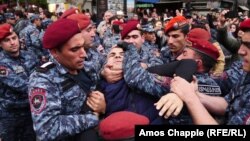 Поліція затримує протестувальників у Єревані, Вірменія, 20 квітня 2018 року