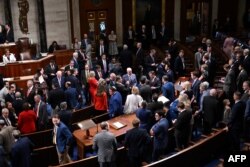 Члени Конгресу США голосують за податковий закон президента США Дональда Трампа в залі засідань Палати представників у Капітолії США у Вашингтоні, округ Колумбія, 3 липня 2025 року