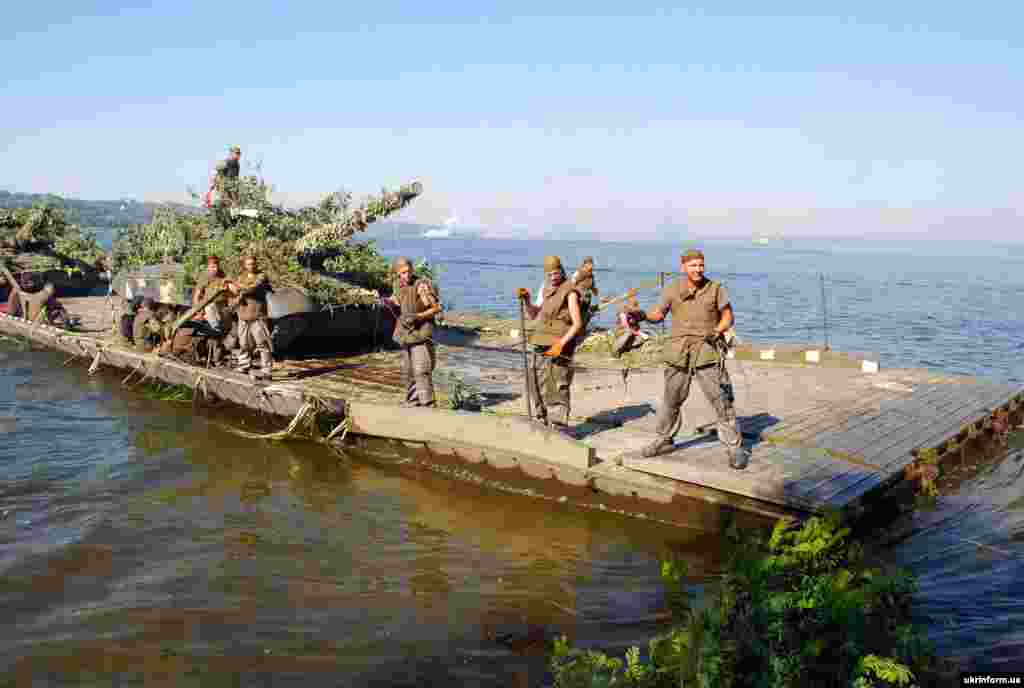 Військовослужбовці під час широкомасштабних комплексних командно-штабних навчань Збройних сил України «Літня гроза - 2016» на полігоні «Дівички», Київська область, 13 липня 2016 року