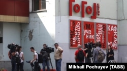Журналисты у входа в "Гоголь-центр"