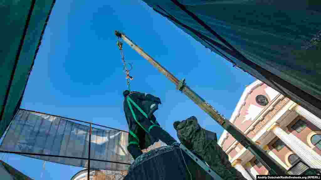 Демонтаж пам’ятника Суворову у Київському військовому ліцеї імені Івана Богуна, Київ, 24 січня 2019 року ПРО ЦЕ