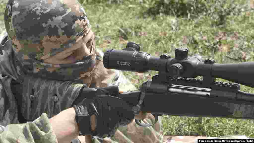 Юлія «Білка» Матвієнко, снайпер: «Для мене головне, коли хлопці живі й цілі, головне – вчасно прикрити, вистрелити першою, поки не вистрілили «вони». Поки вони нас не чіпають і не чіпають наших хлопців, я ніколи не стріляю. Я часто бачу ціль і можу відпустити її, можу стежити за нею і не чіпати, якщо від цього не постраждають мої хлопці... Але якщо мої хлопці десь у біді, я можу порушити всі правила і працювати, поки вони не опиняться у безпеці. Хлопці зобов’язані повернутися цілими, живими до своїх рідних».