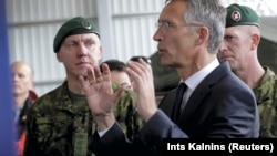 Генеральный секретарь НАТО Йенс Столтенберг выступает на базе в Эстонии