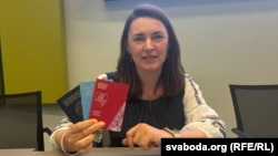 Аляксандра Мамаева, прадстаўніца дэмакратычных сіл Беларусі ў ПАРЭ, трымае тры свае дакумэнты: пратэрмінаваны беларускі пашпарт, падарожны дакумэнт для замежніка выдадзены ўрадам Славеніі і пашпарт Новай Беларусі