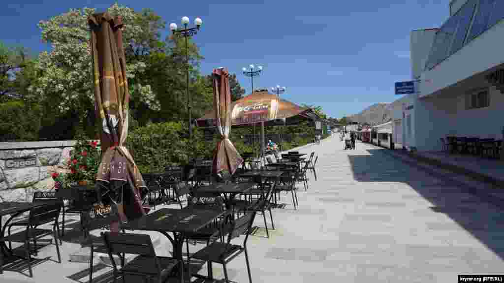 «Общепит» на набережной еще готовят к сезону