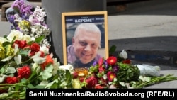 Журналіст Павло Шеремет загинув у Києві в 2016 році. Імена підозрюваних у вбивстві у МВС назвали 12 грудня 2019 року, імена замовників – досі невідомі