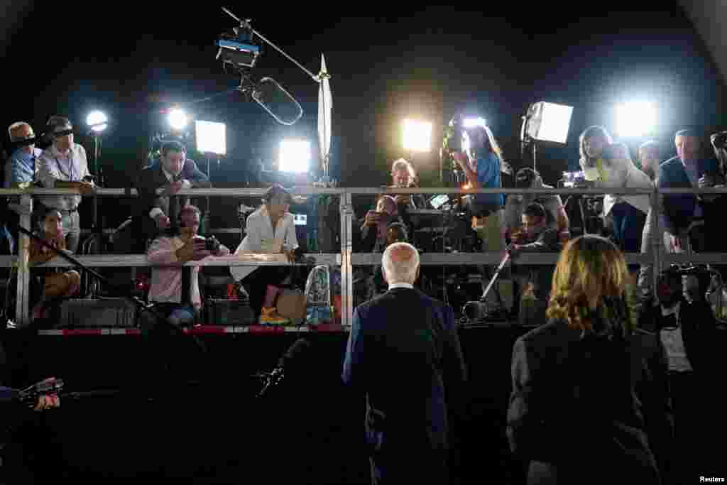 Президент Джо Байден спілкується з пресою після прибуття звільнених в результаті обміну ув'язнених.  Він неодноразово заявляв про бажання домогтися звільнення американців, що утримуються в Росії та інших країнах за сфабрикованими, на думку Вашингтона, звинуваченнями 