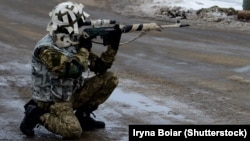 Военнослужащий ВСУ Украины на одном из блокпостов в Донбассе