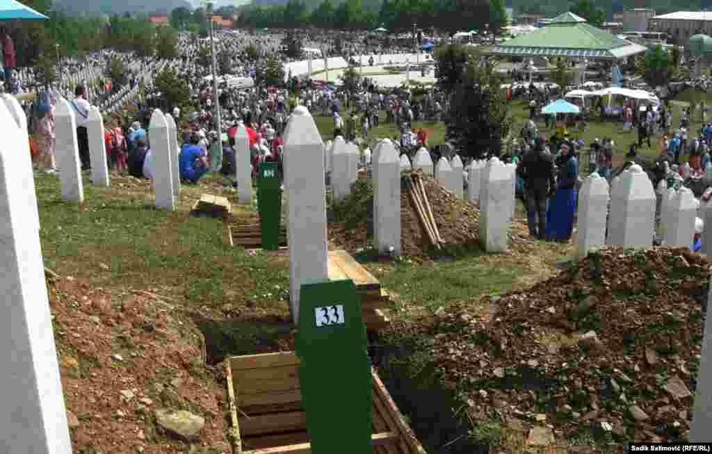 Iste godine, u mjesecu martu, ukopano je prvih 600 identificiranih žrtava genocida. Sukcesivnim ukopima nekoliko stotina žrtava, svake godine, ovo mezarje je uspostavljeno kao mjesto očuvanja sjećanja na genocid u Srebrenici.