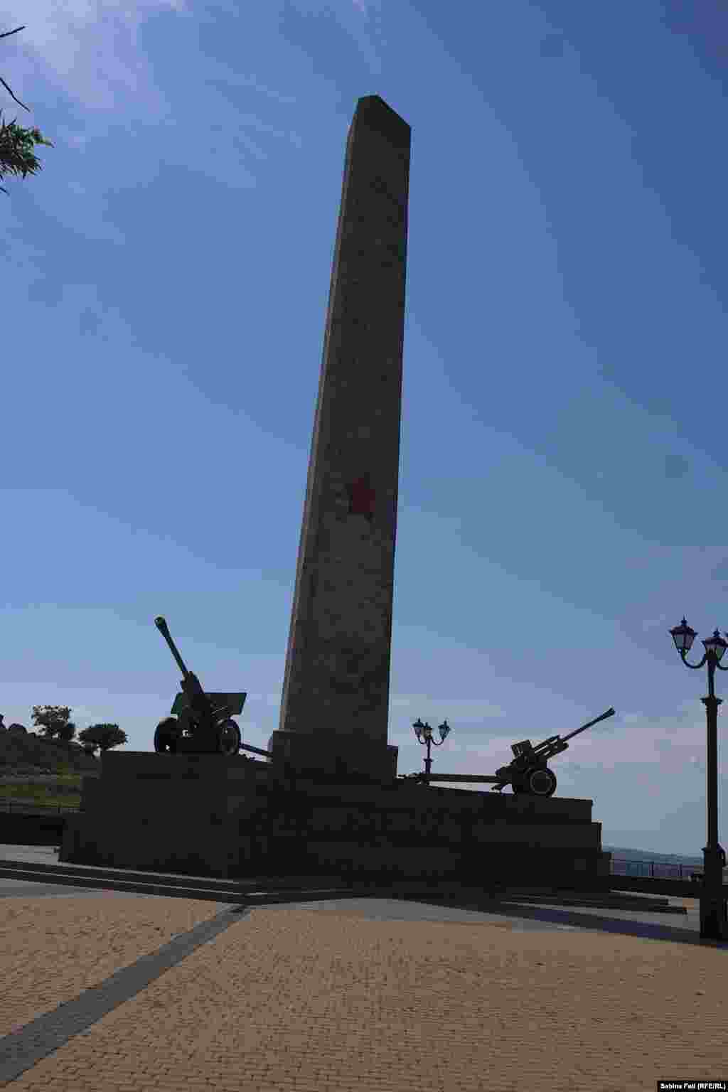 Обелиск славы. Советский памятник, открытый в октябре 1944 года. Посвящен военным, освобождавшим Крым от немецких захватчиков в годы Второй мировой войны 