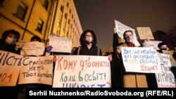 Під час акції протесту «Стоп Шкарлет – не дамо вбити освіту!» із вимогою негайного відсторонення Сергія Шкарлета з посади міністра освіти і науки України біля Офісу президента України. Київ, 21 грудня 2020 року