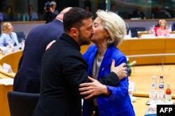 Президенть Украины Владимир Зеленский и глава Еврокомиссии Урсула фон дер Ляйен на саммите ЕС в Брюсселе